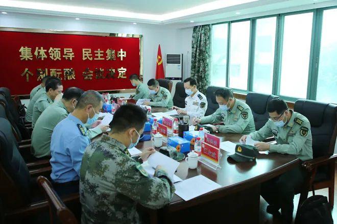 10月21日,广东省委常委,省军区政委王守信到深圳市盐田区检查指导党管