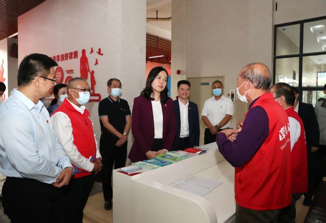 光明区委书记,区长蔡颖调研服务企业并开展党代表进社区活动_深圳新闻