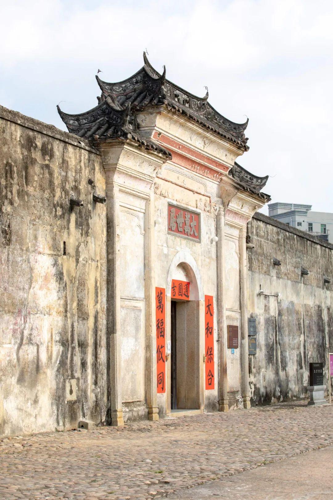 大万世居始建于乾隆年间,是古堡式客家围屋,保留了客家人的文化精髓.