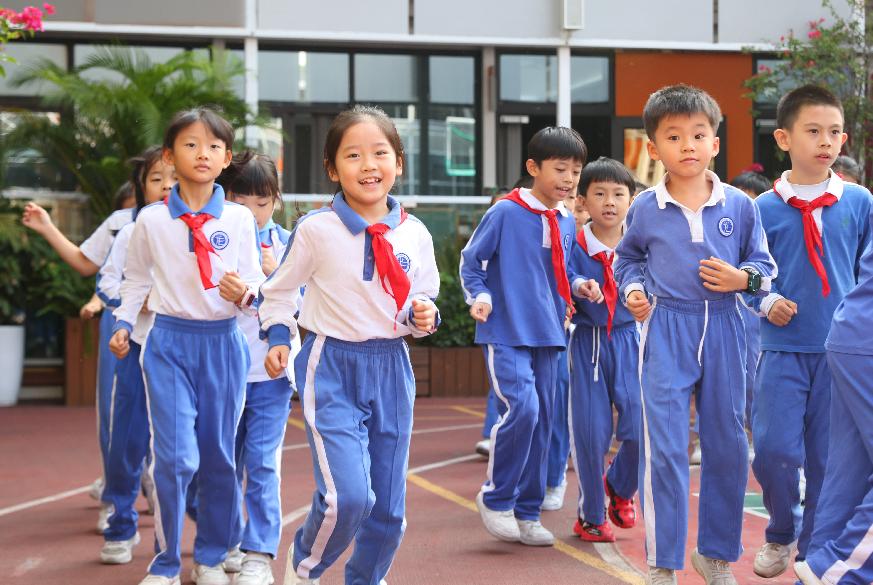 四年级学生谢诗妤开心地说道随时能向老师请教,效率提高很多""在学校