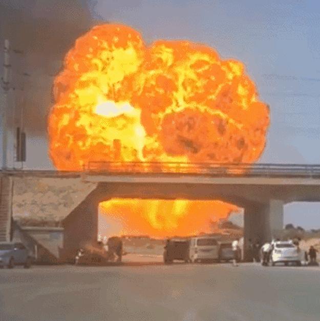 油罐车与卡车相撞爆炸致伤亡惨重爆炸前有民众在
