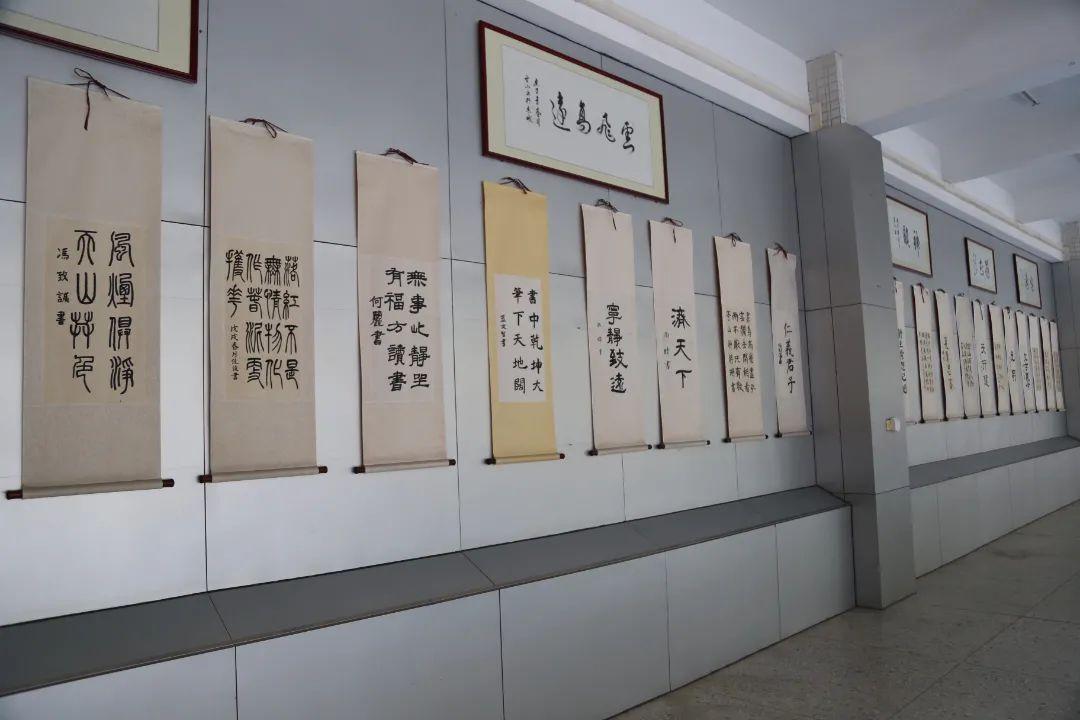 上合小学作为一所多年积淀的全国书法教育示范学校,校园的每一个角落