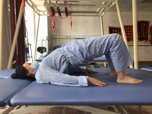 第五步:桥式运动仰卧位,去枕屈膝,双肘及背部顶住床,腹部及臀部向上