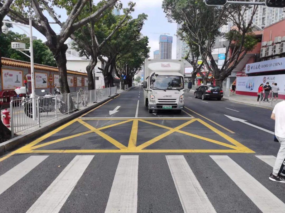 深圳试点实施"阶梯式停止线" 行人过街更安全