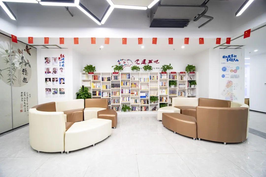 花果山小区图书馆读书月前夕,南山图书馆又将小型图书馆建到翠竹园