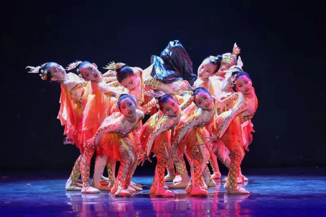 舞蹈《鱼儿》戏剧《以爱之名》曲艺《机中生智》近几年来,龙岗区文化