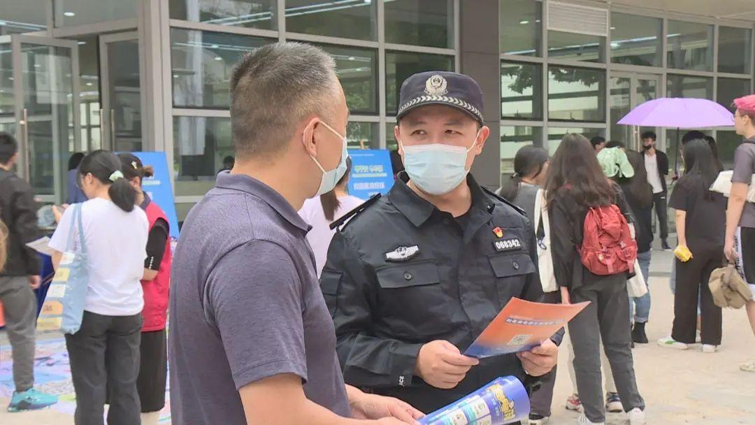 令人吃惊民警当众拆穿谎言在场的人
