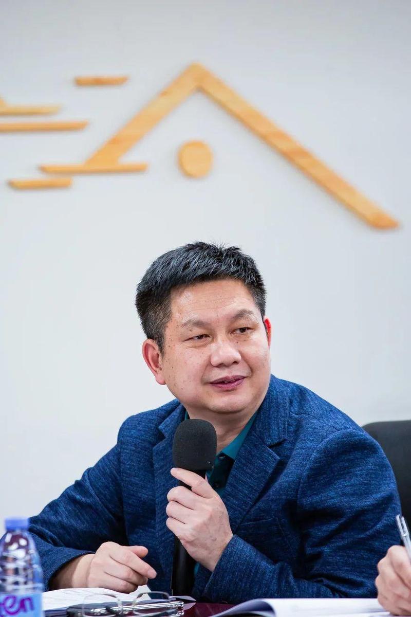 宋朝华校长教师年轻化的优势很明显;大部分老师清晰且认可学校的办学