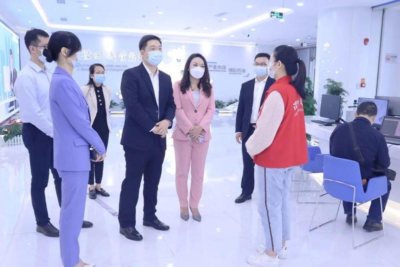 袁志雄一行首先来到盐田区政务服务大厅志愿服务站点,参观一站式服务
