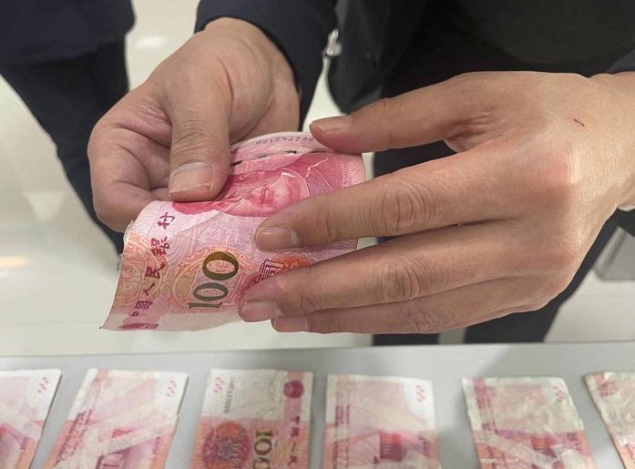 7岁男孩把6000元钱撕成碎片妈妈大哭他们一块块拼图