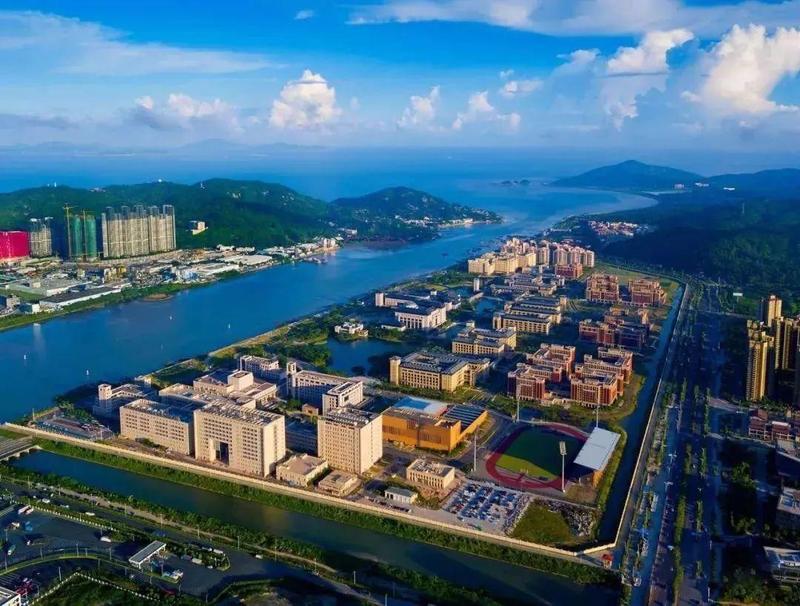 摄参加回归巡游的小学生 / 澳门摄影学会  提供海上金龙 / 谢儒侦