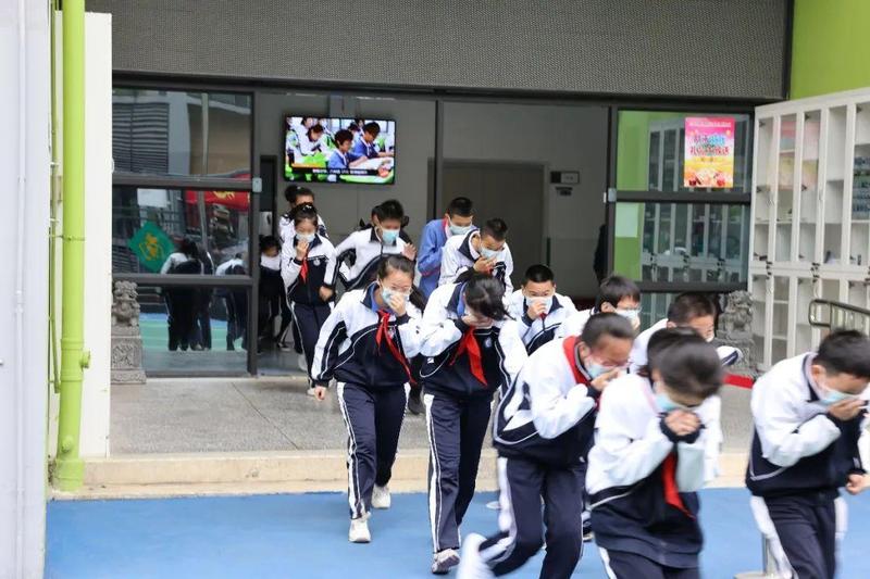 麒麟二中举行消防安全逃生演练_深圳新闻网