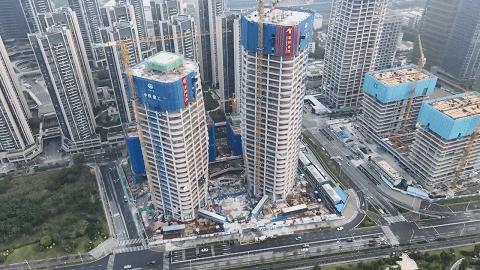 光明凤凰广场项目首栋建筑主体结构封顶的消息光明科学城大科学装置