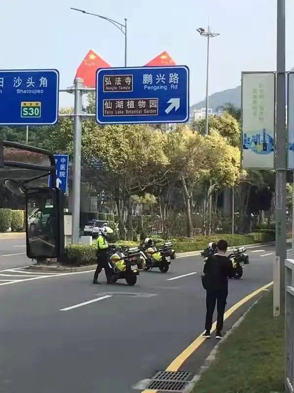 查验▲罗湖区翠竹街道雅园立交桥下核酸检测采样点▲在东门老街街口
