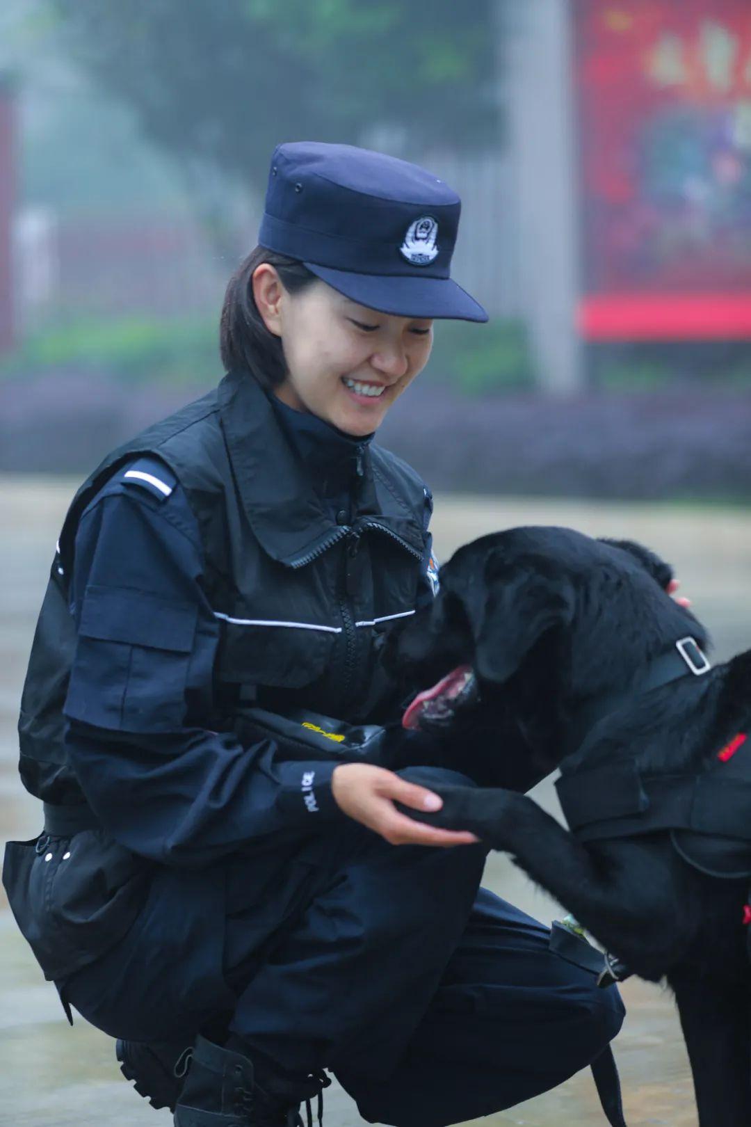 警察节致敬了不起的她