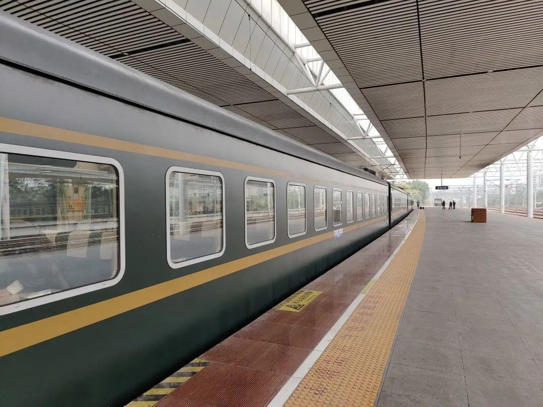 站台缓缓驶出春运首趟长途旅客列车z230深圳东站2022年在今天上午9时8