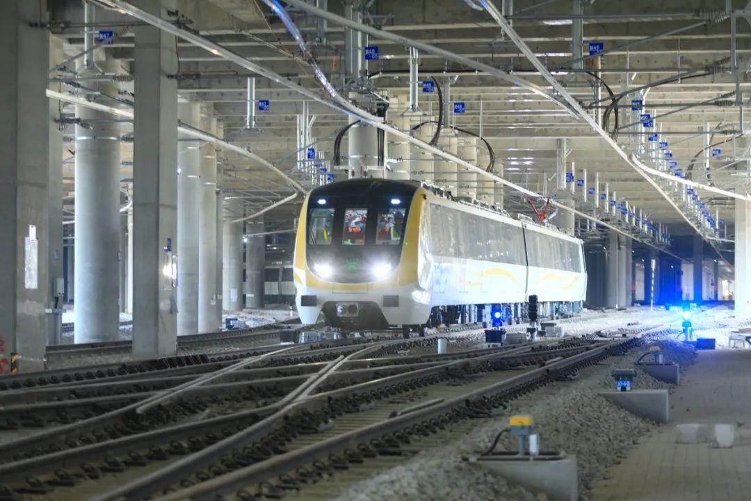 依靠电客车受电弓取流自行运行,对地铁轨道,供电,通信