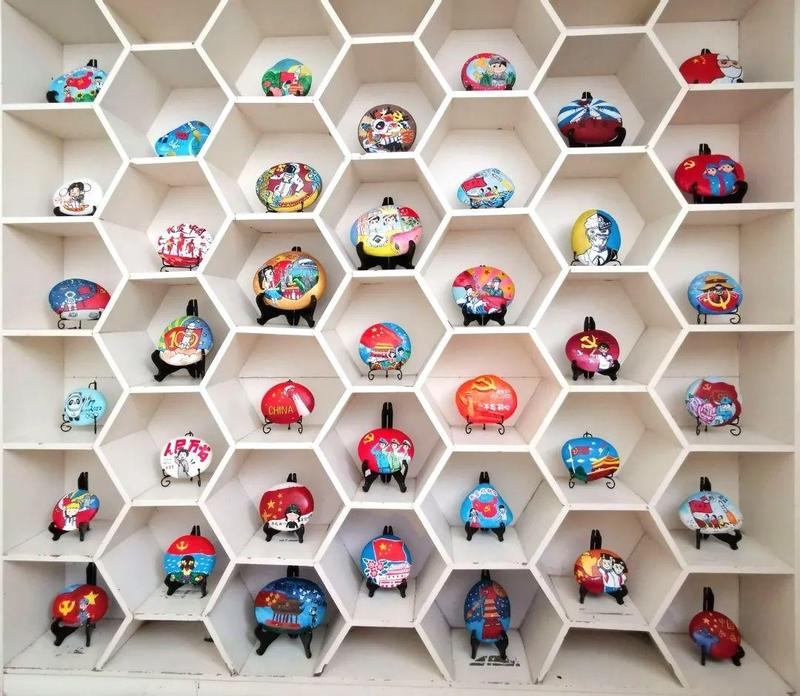 彩绘石头画作品 ## 精美手抄报作品 #五年级同学们也利用空闲时间