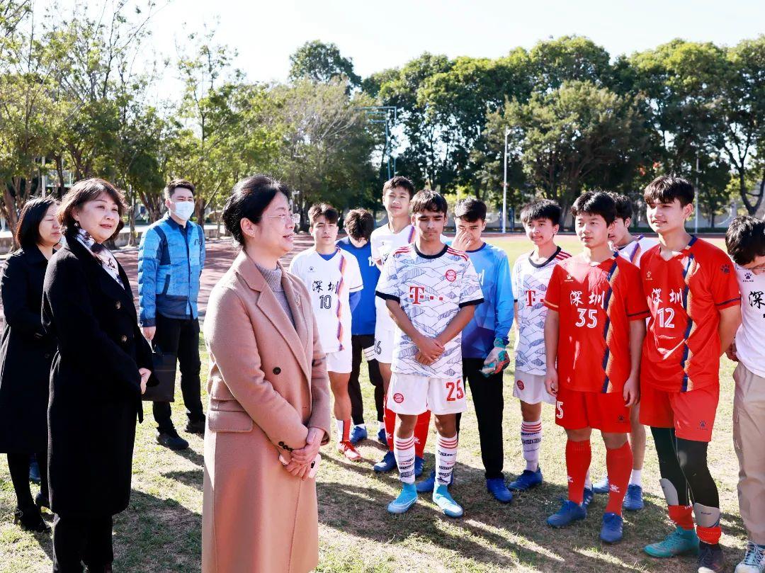 宝安区副区长练聪慰问松岗中学新疆班师生