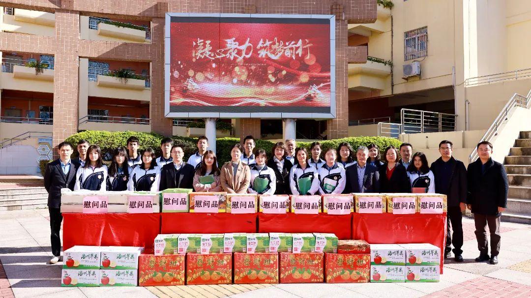 宝安区副区长练聪慰问松岗中学新疆班师生