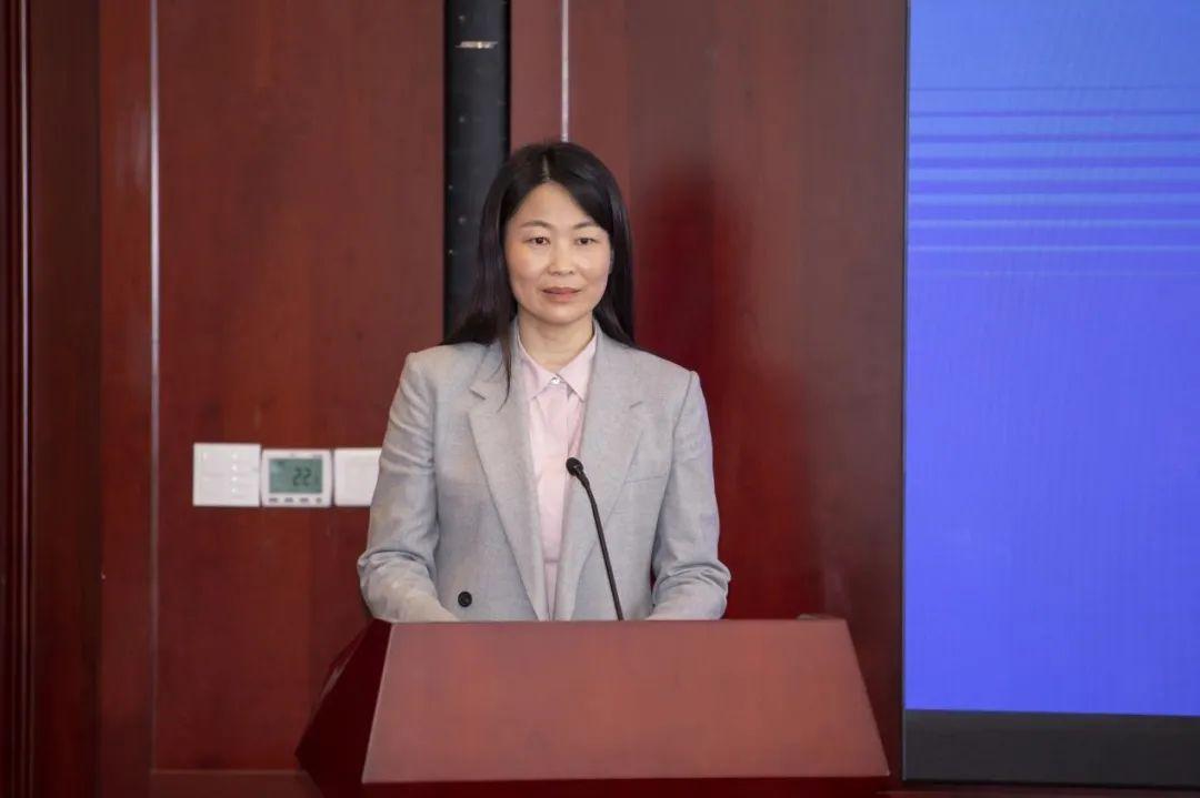 龙华区人民政府副区长赵妍妍主持本次签约仪式,她表示将通过龙华,华为