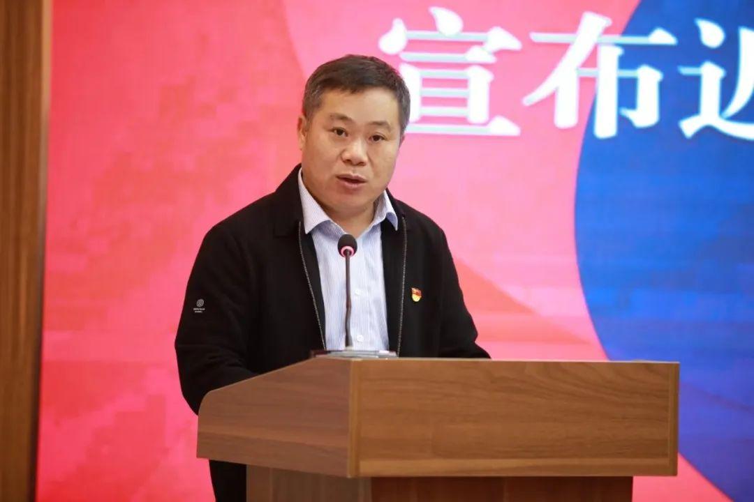 three会上,龙华区委教育工委委员,区教育局副局长魏新春传达了2022年