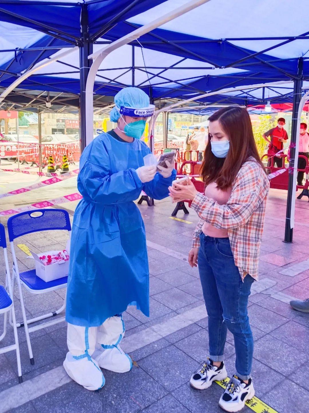 6名政协工作者到新澜社区协助开展核酸检测工作,其中有邓伟,张小兰,蔡