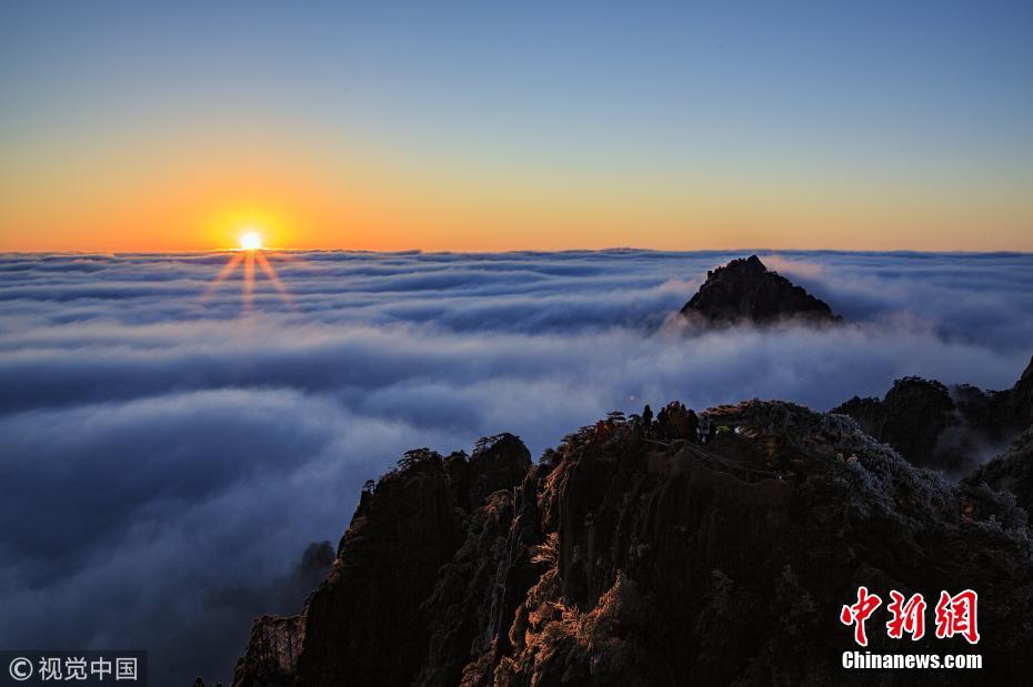 安徽黄山云海翻腾犹如壮丽泼墨山水画