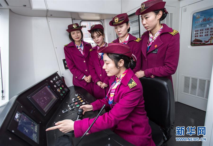 武汉地铁女司机的轨道青春