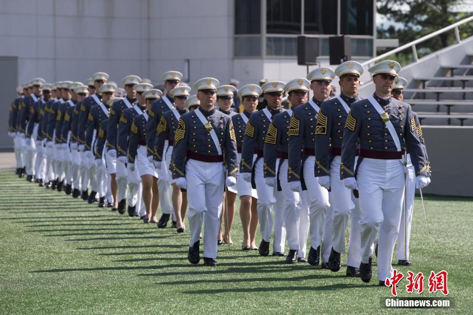 美国西点军校举行毕业典礼