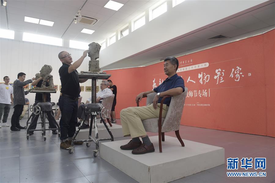 （社会）（1）中国美术馆为教师代表塑像