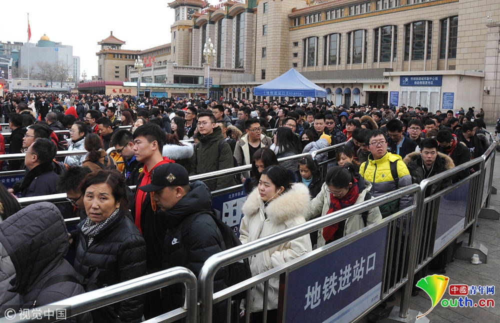 北京站迎来春运返程高峰旅客携大包小包抵京