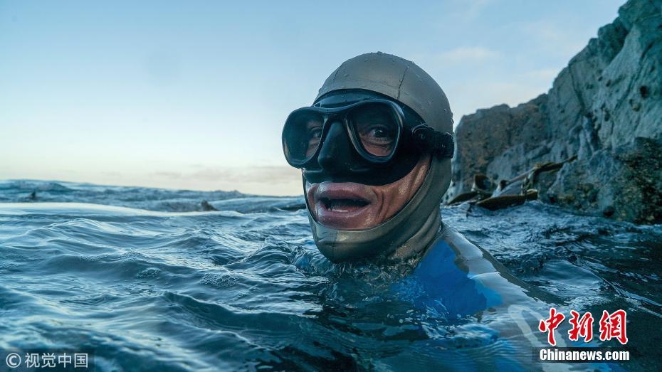 不借助任何器材自由潜水员潜泳32公里横越海峡