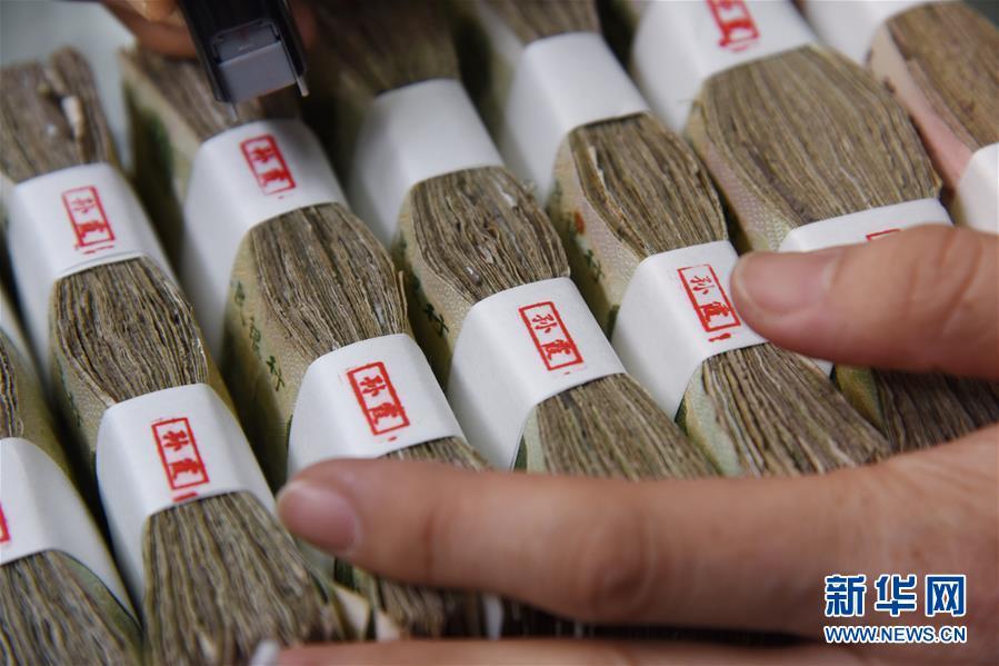 算盘是师傅留给她的,算这种小额钞票时比计算器更快更好使.