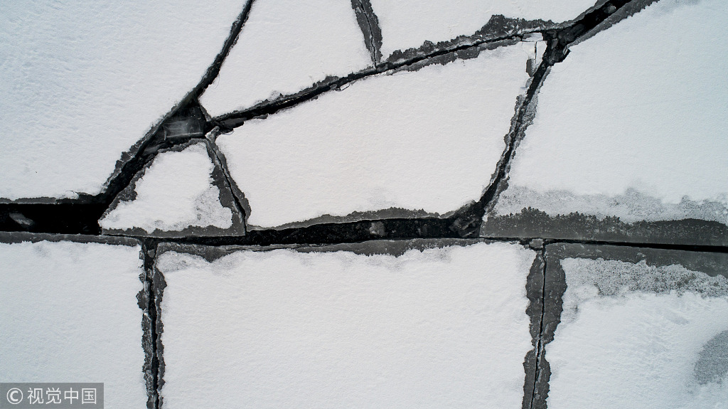 松花湖冰面出现大面积裂纹形似蜘蛛网