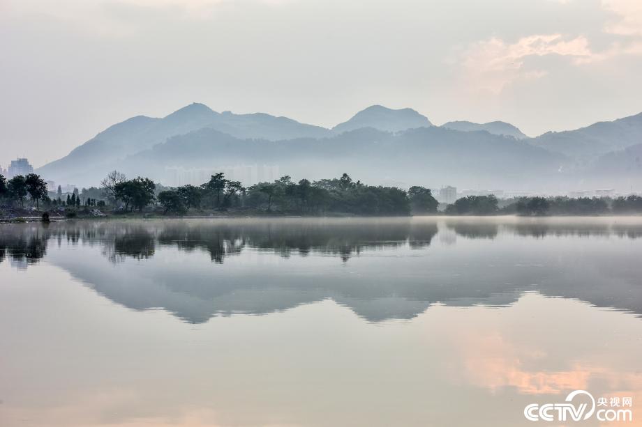 广西桂林雨后湘江现平流雾美景