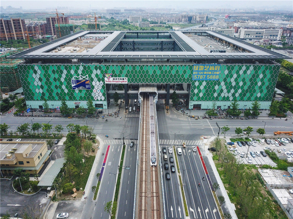 看地铁穿楼不用去重庆杭州翁梅站也有这样的奇妙景观