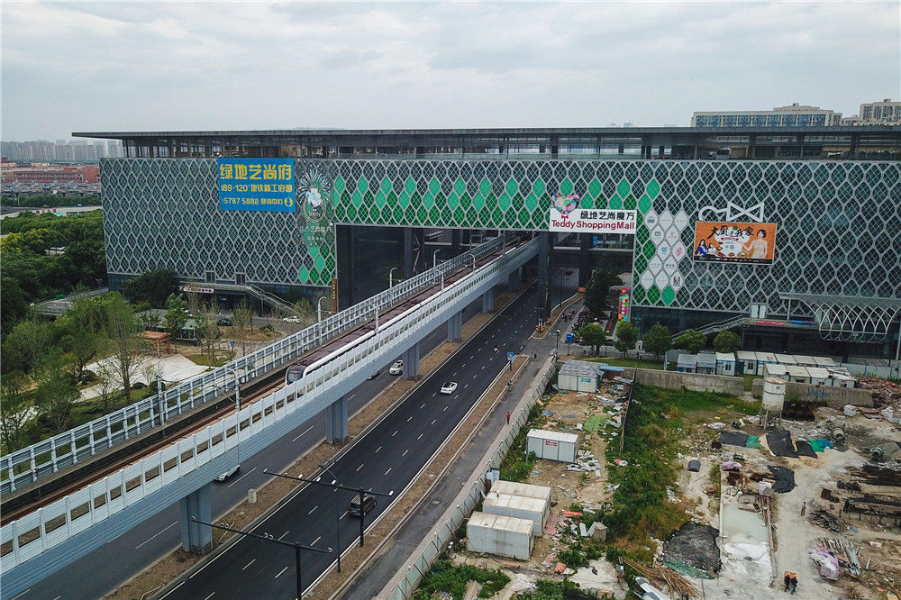 看地铁穿楼不用去重庆杭州翁梅站也有这样的奇妙景观