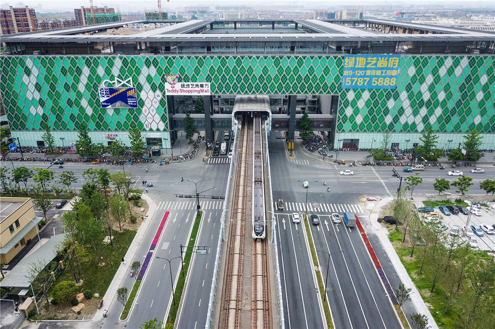 看地铁穿楼不用去重庆杭州翁梅站也有这样的奇妙景观