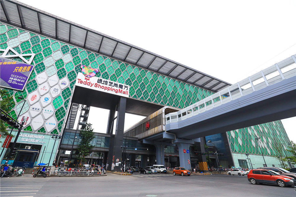 看地铁穿楼不用去重庆杭州翁梅站也有这样的奇妙景观