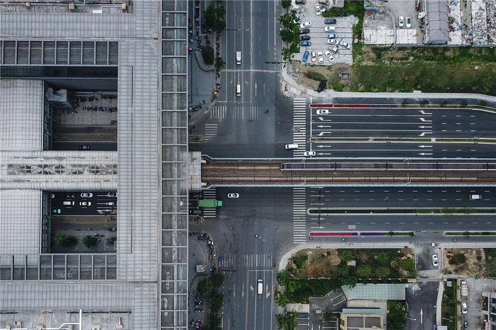 看地铁穿楼不用去重庆杭州翁梅站也有这样的奇妙景观