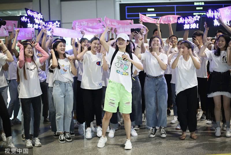 不愧是综艺一姐谢娜获粉丝唱菠萝蜜接机本尊笑成表情包