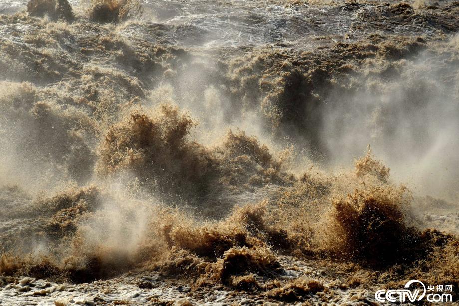 黄河出现第2号洪水 壶口瀑布奔腾咆哮 _深圳新闻网