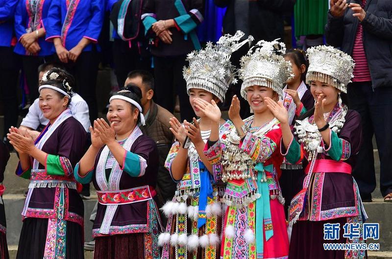 万人大聚会比拼抓鱼苗族村寨闹鱼庆丰年