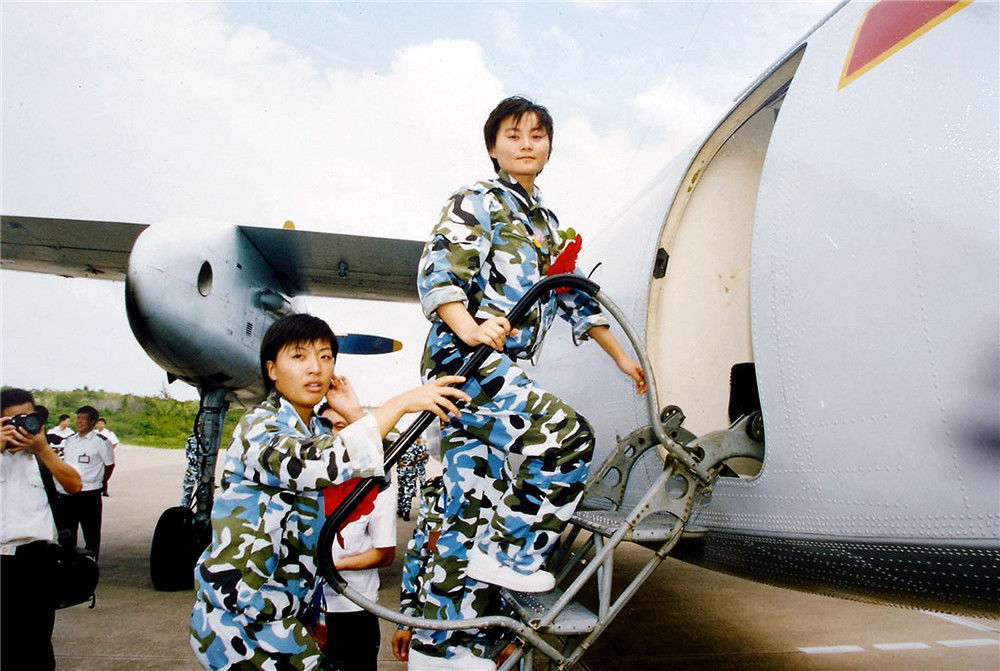 2005年11月20日,海军南海舰队首批驻西沙群岛女兵退伍返乡.