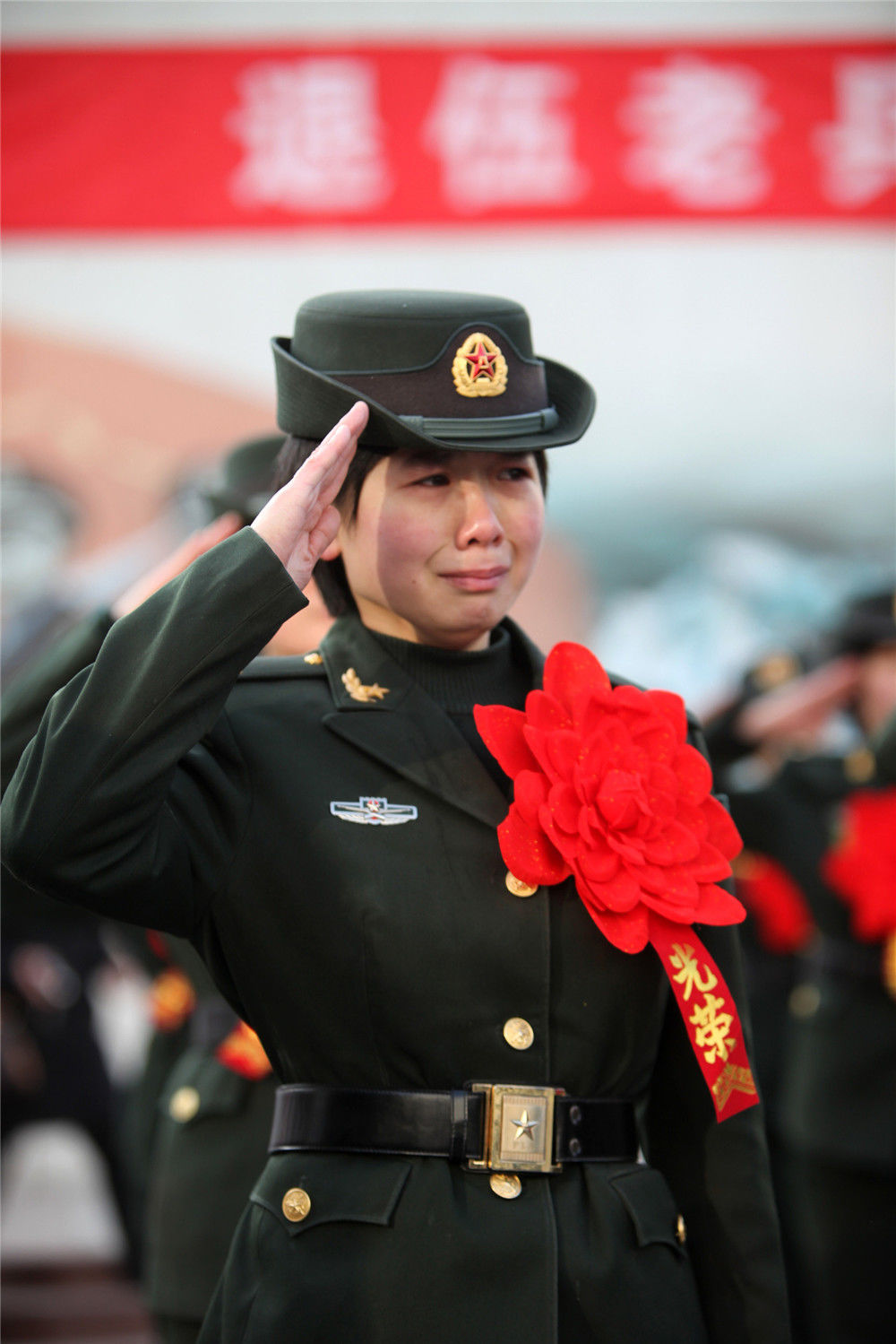 巾帼不让须眉 铿锵玫瑰军营绽放英姿
