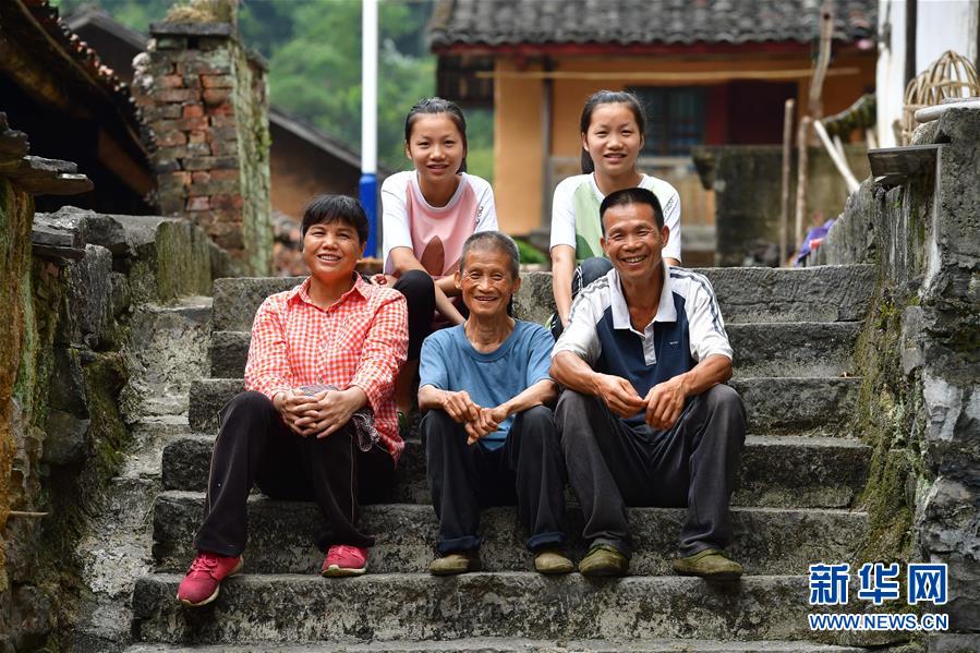 这是龙革雄(前右)一家的全家福(8月16日摄).