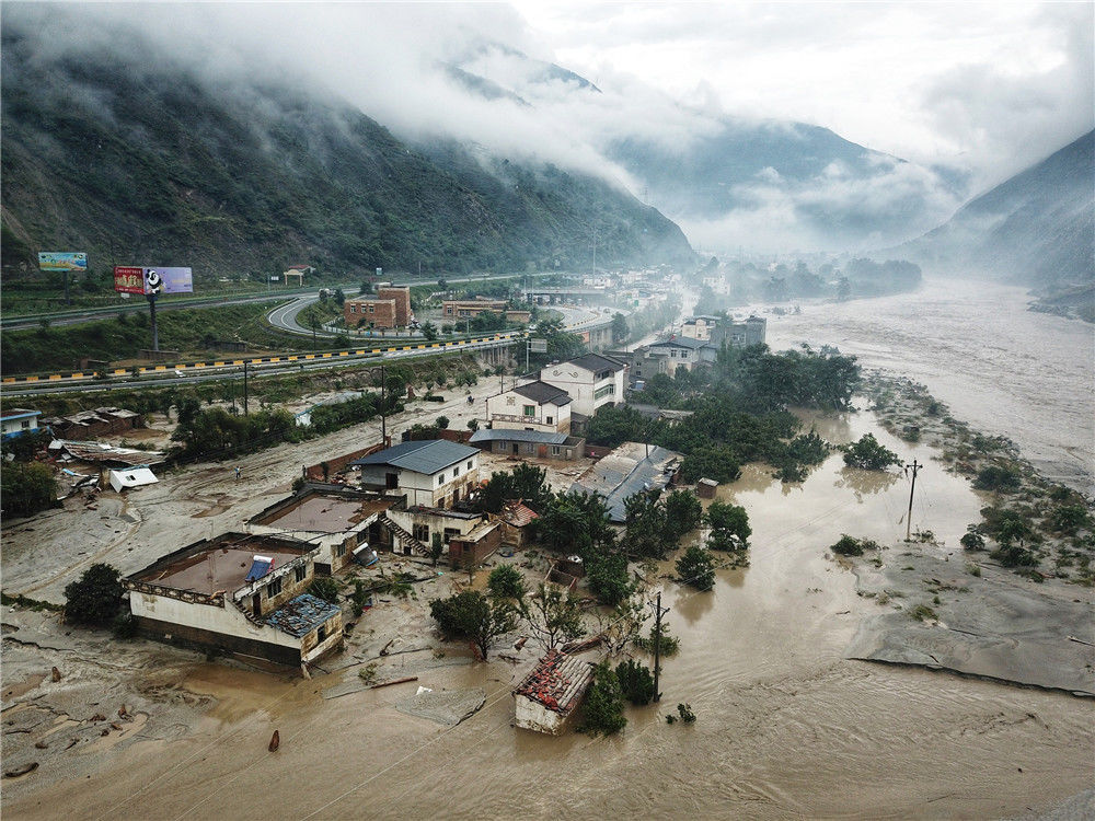 2019年8月20日,四川阿坝,凌晨受暴雨影响,汶川多地多条道路因泥石流