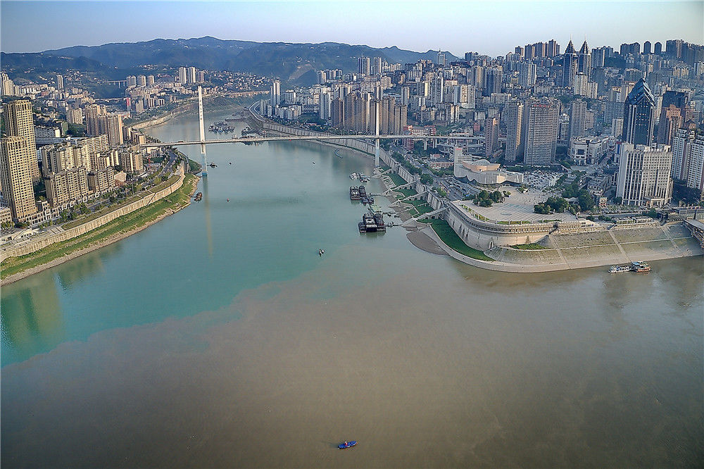 2019年8月17日,重庆涪陵两江广场,长江与乌江两江交汇处出现"鸳鸯锅"