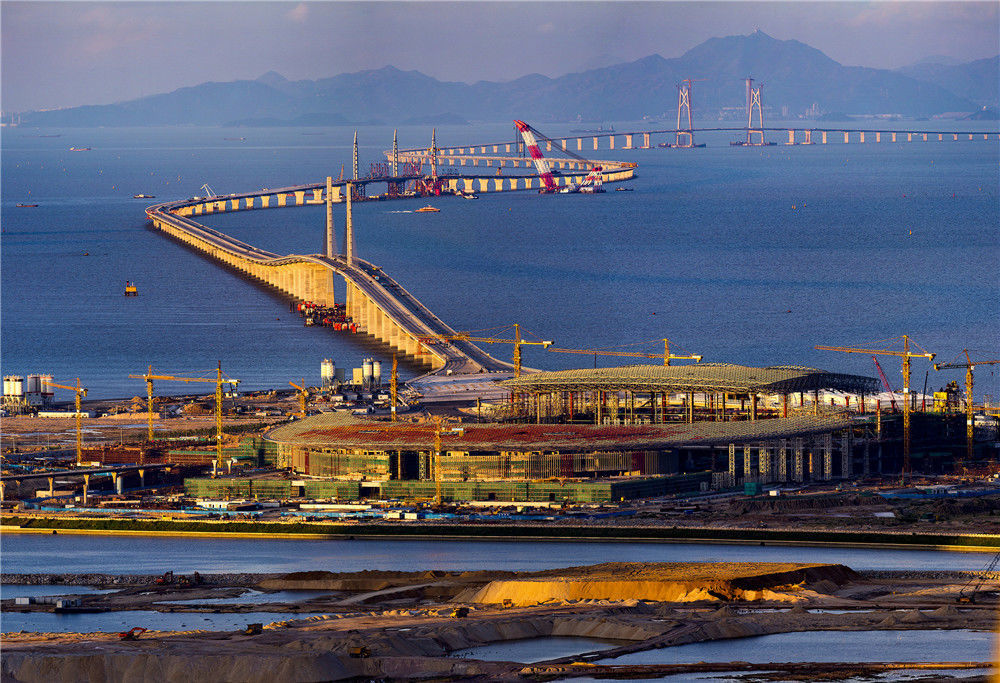 港珠澳大桥开通一周年:一桥连三地 一日游三城